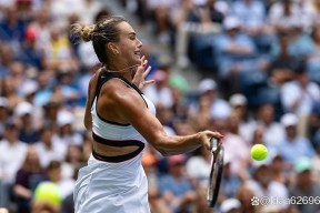 开云体育-阿扎伦卡在巴塞罗那比赛中问鼎冠军，连败引发热议！的简单介绍